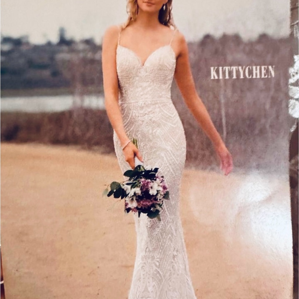 Cream Sheath Wedding Gown with Sweetheart Neckline and Cap Sleeves
